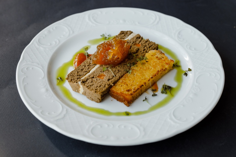 Паштет из печени теленка с бриошь и кремом из кураги