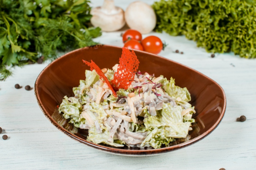 Салат из языка с кедровыми орешками