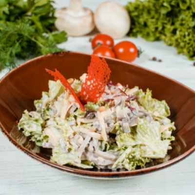 Салат из языка с кедровыми орешками