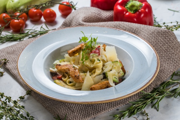Феттучине с курицей и овощами