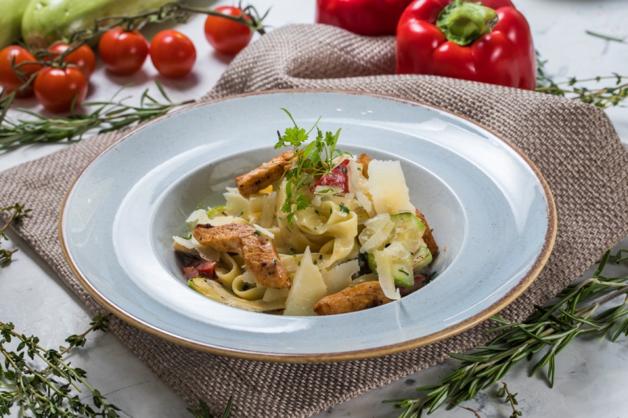 Феттучине с курицей и овощами