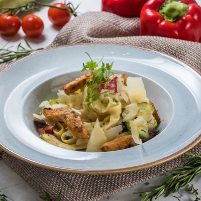 Феттучине с курицей и овощами