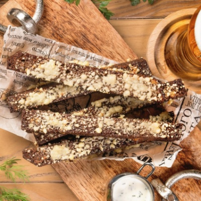 Гренки из бородинского хлеба с чесночным соусом