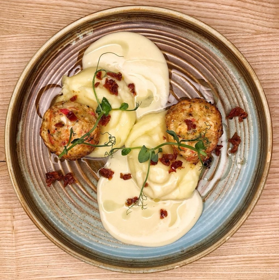 Котлеты из мясо краба с картофельным пюре и соусом Пармезан