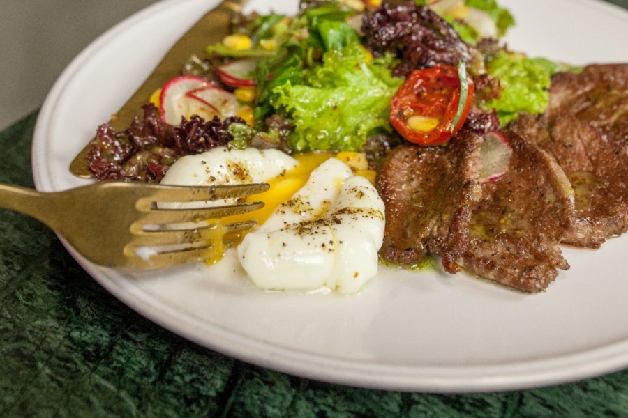 Салат-стейк с кукурузой и медово-горчичной заправкой