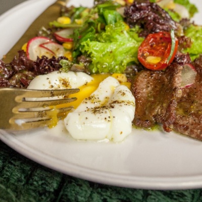 Салат-стейк с кукурузой и медово-горчичной заправкой