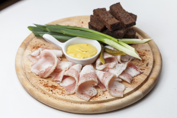 Сало с чесноком, ржаными гренками и зелёным луком