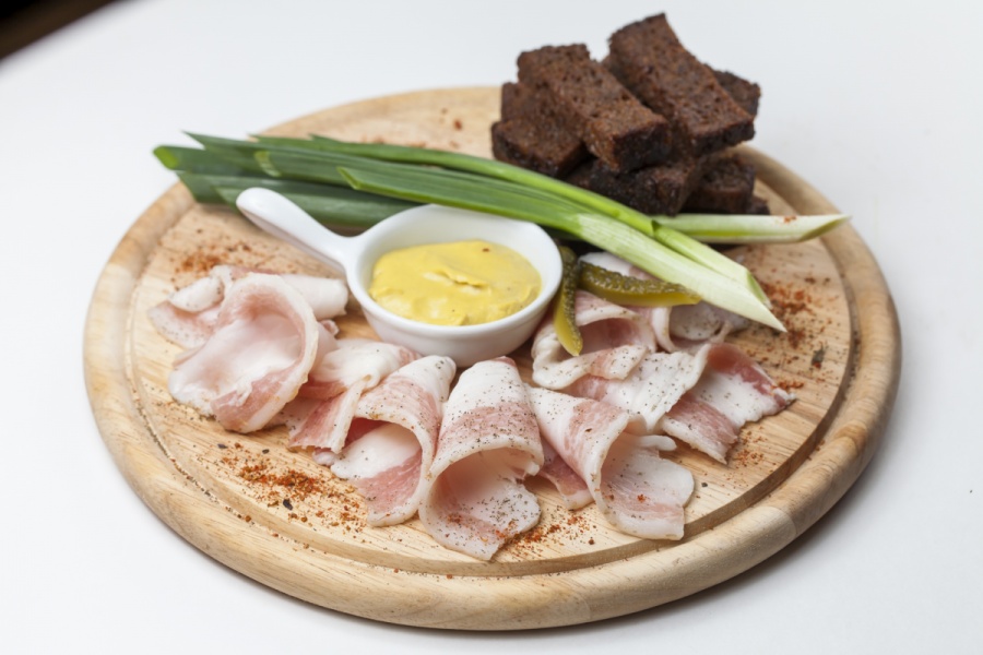 Сало с чесноком, ржаными гренками и зелёным луком