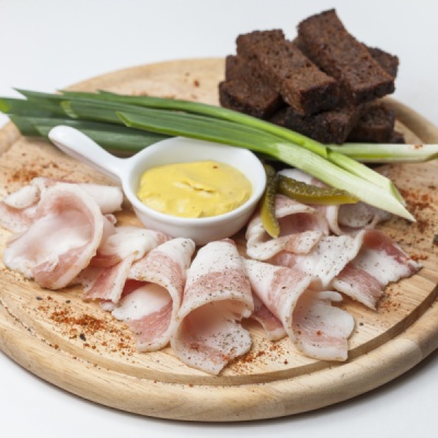 Сало с чесноком, ржаными гренками и зелёным луком