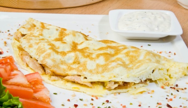 Омлет с курицей и беконом