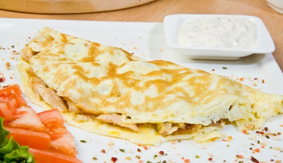 Омлет с курицей и беконом