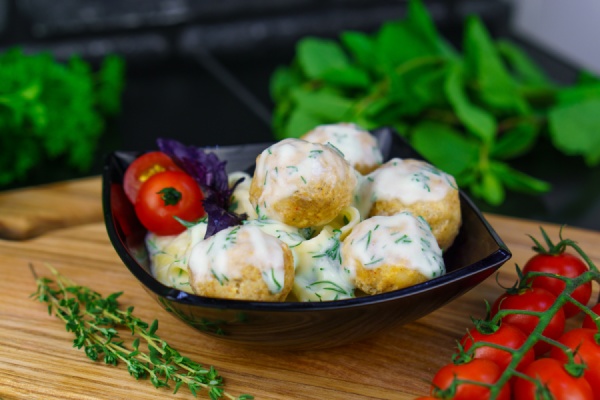 Паста с куриными митболами со сливочным соусом