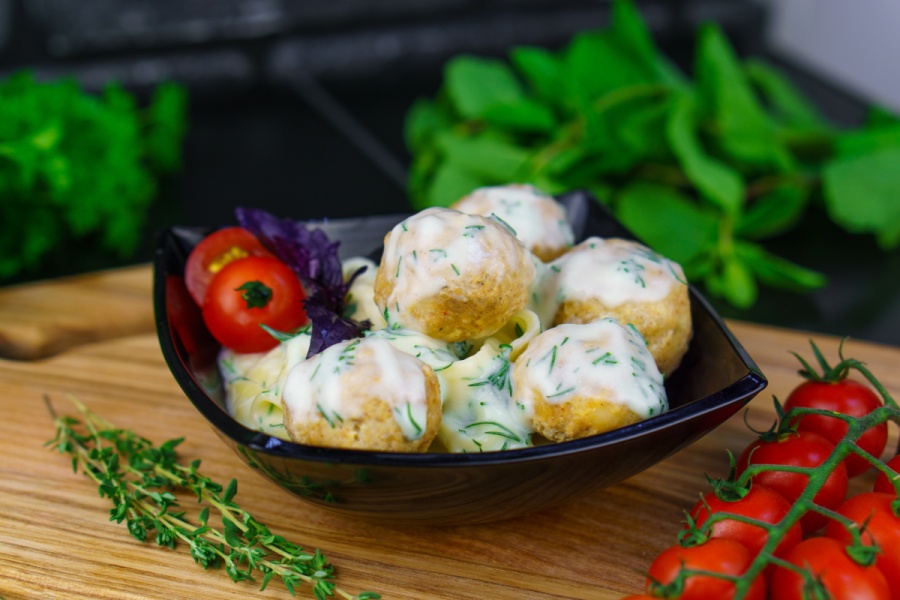 Паста с куриными митболами со сливочным соусом