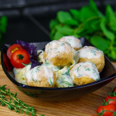 Паста с куриными митболами со сливочным соусом