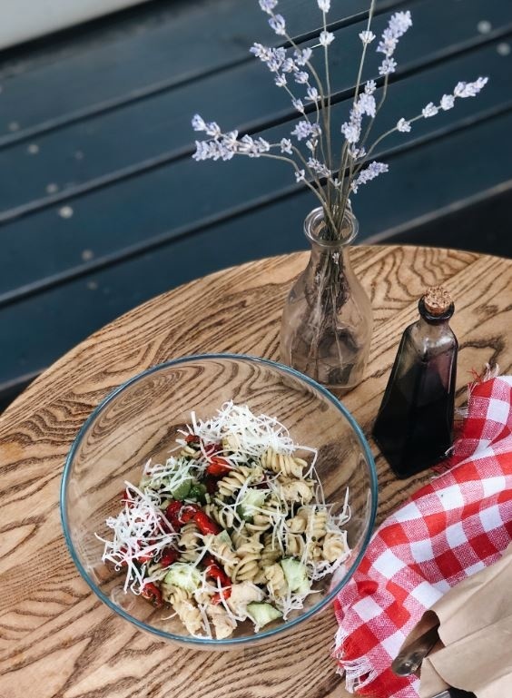 Салат с пастой и отварной курицей