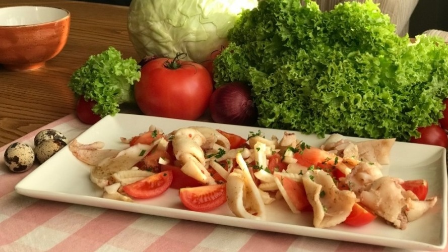 Салат с жареным кальмаром и фенхелем