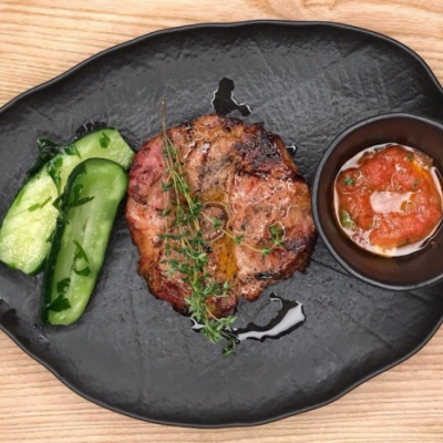 Свиная шея с малосольными огурчиками (Josper открытый огонь)