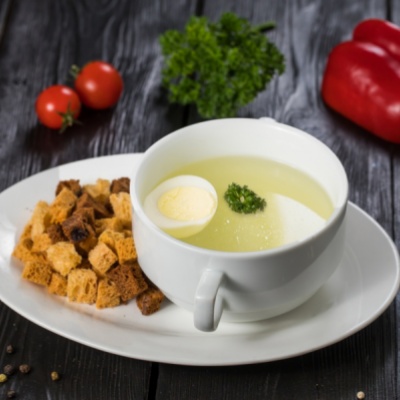 Бульон куриный с яйцом и сухариками