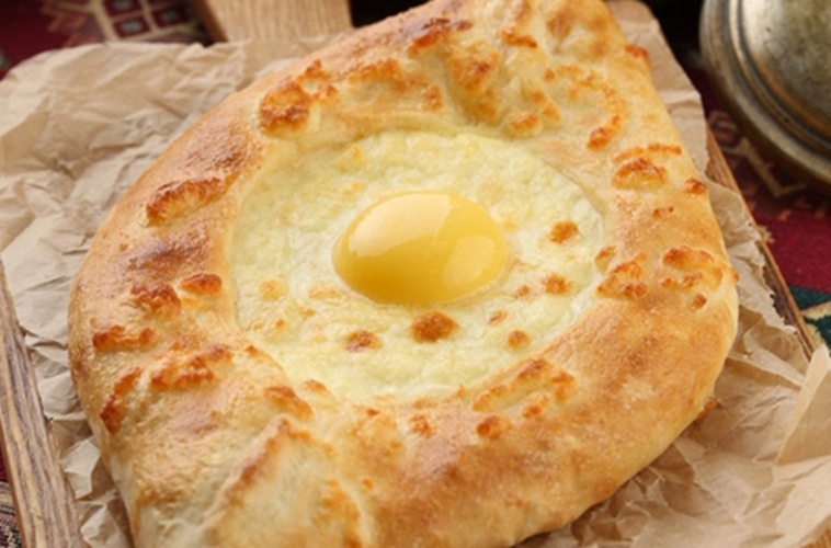 Хачапури по-аджарски открытый с яйцом