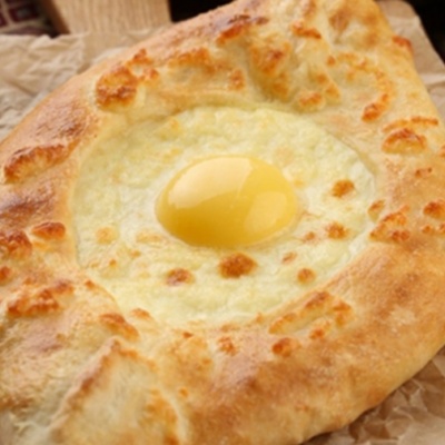 Хачапури по-аджарски открытый с яйцом