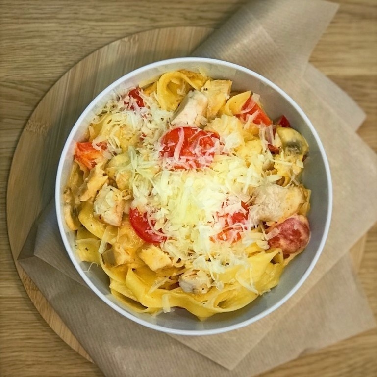 Томатно-сливочная паста с курицей