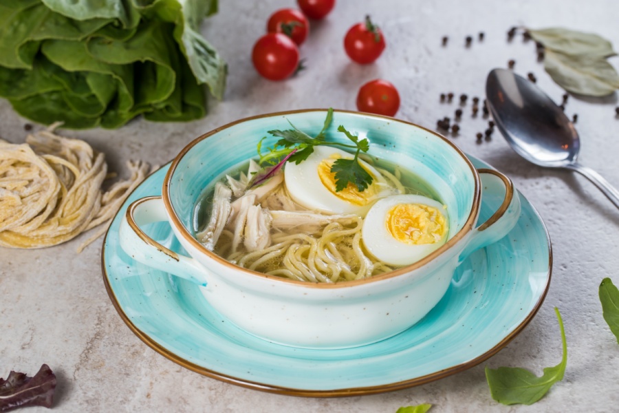 Куриный бульон с лапшой и яйцом