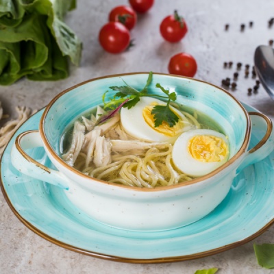 Куриный бульон с лапшой и яйцом