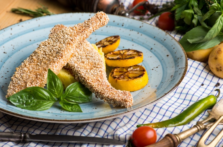 Филе семги в кунжутной панировке с картофелем