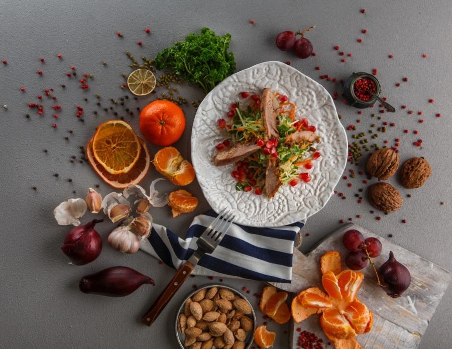 Салат с дайконом и томленной уткой с грузинским акцентом