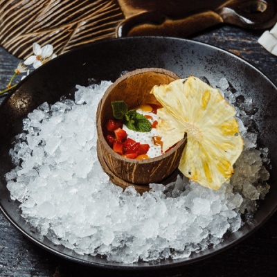 Кокосовый чиа с кули из манго и маракуйи с икрой из папайи