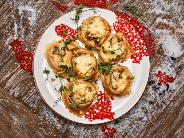 Блинчики с курицей и грибами, запеченные под сыром