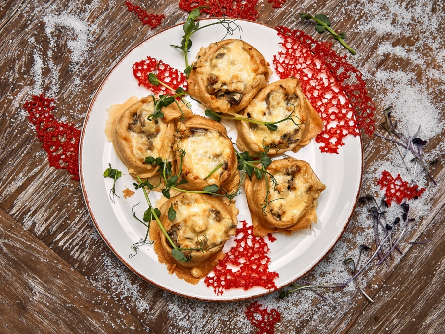 Блинчики с курицей и грибами, запеченные под сыром