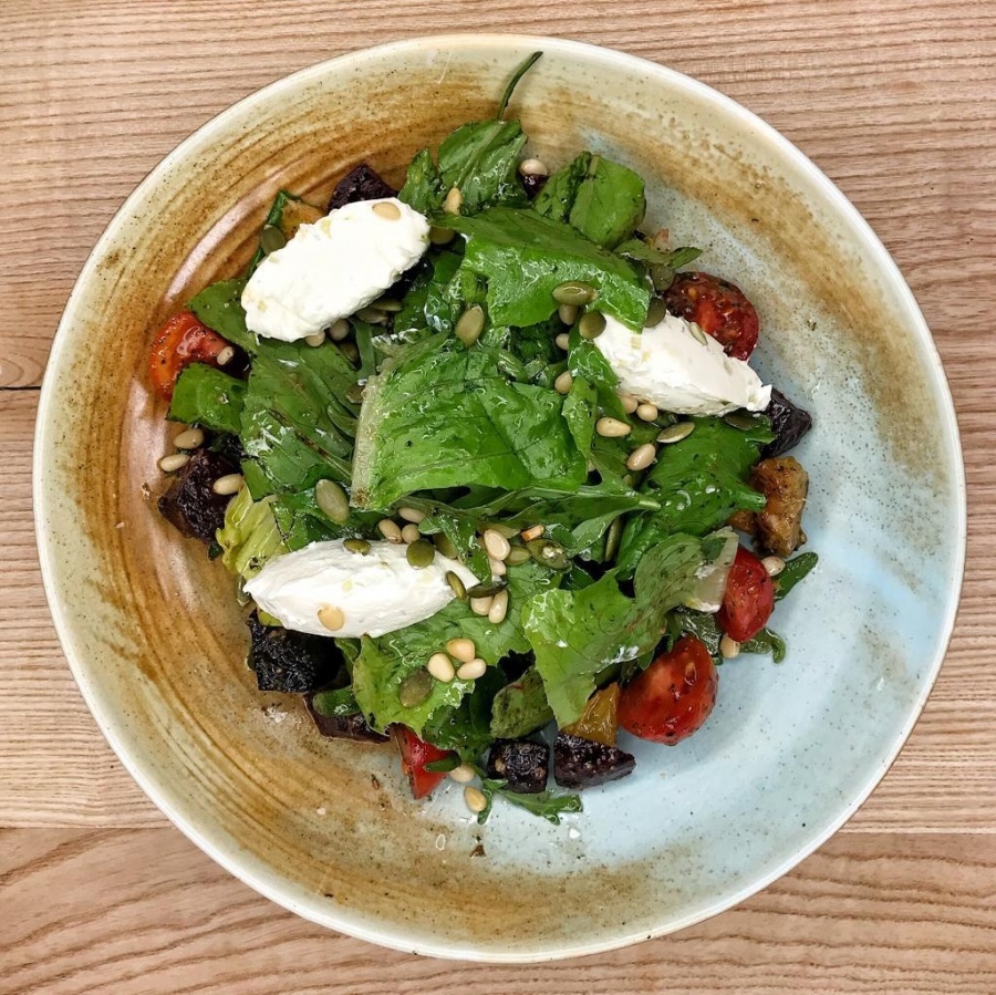 Салат с печеной свёклой, дольками апельсина