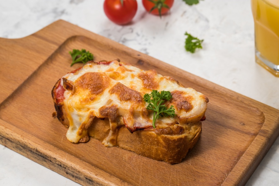 Тост, запеченный с куриным филе и помидором под сыром моцарелла