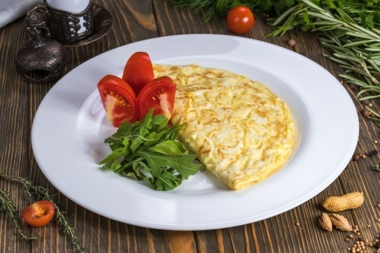 Омлет с помидорами и сыром
