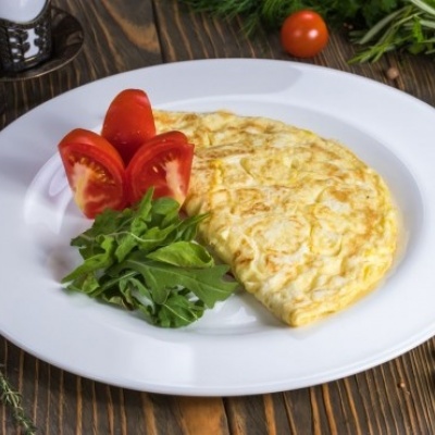 Омлет с помидорами и сыром