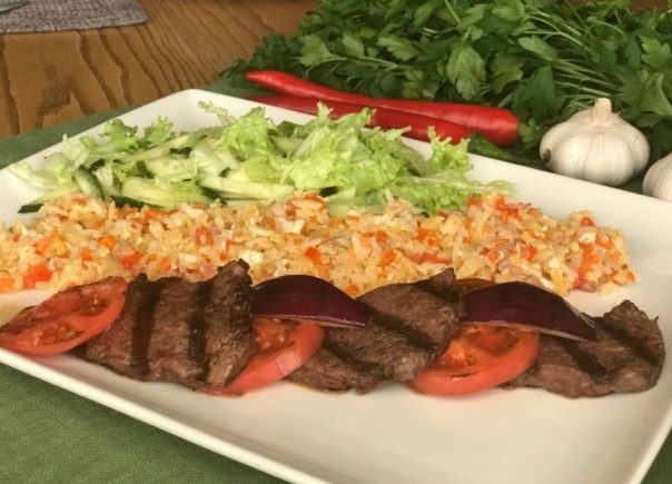 Медальоны из говядины с рисом