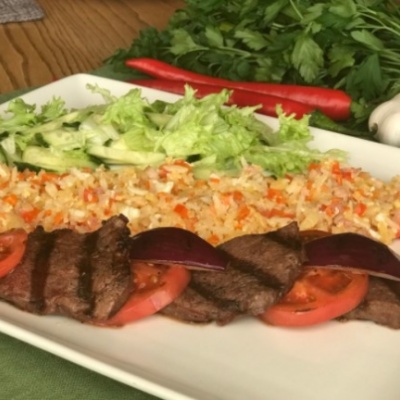 Медальоны из говядины с рисом