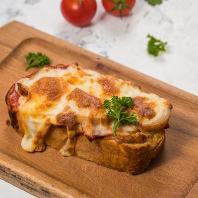 Тост, запеченный с куриным филе и помидором под сыром моцарелла