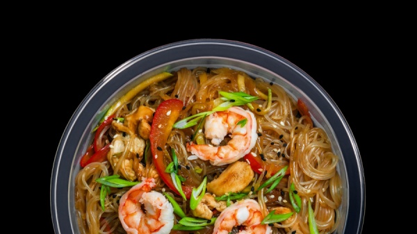 Фунчоза с курицей, креветками и овощами