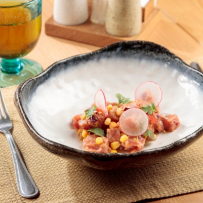 Севиче из тунца с томатами, луком и кукурузой