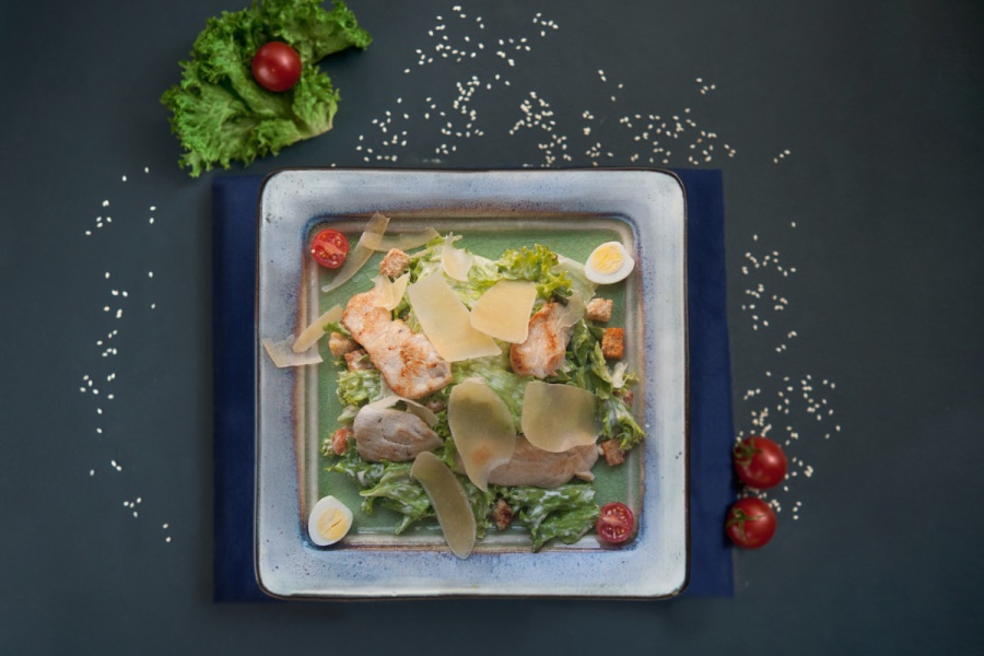 Салат цезарь с курицей