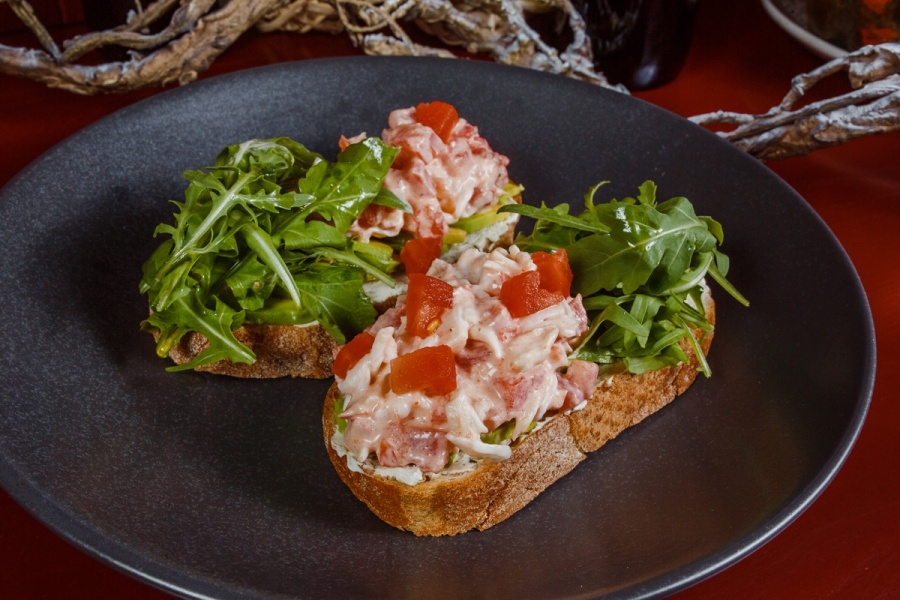 Брускетта с мясом краба и авокадо