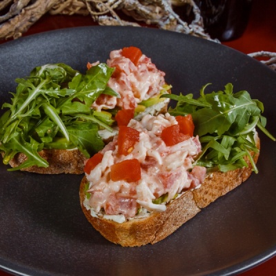 Брускетта с мясом краба и авокадо