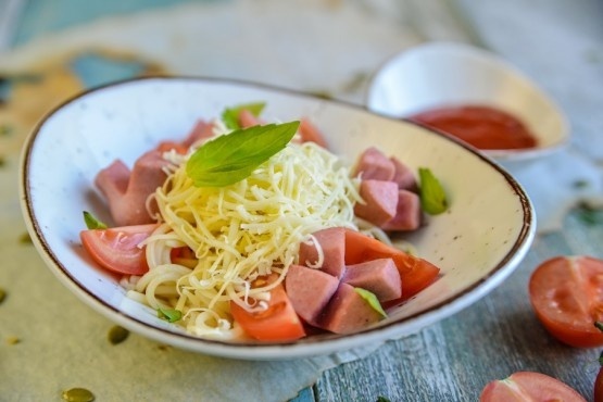 Макароны с сыром и сосисками