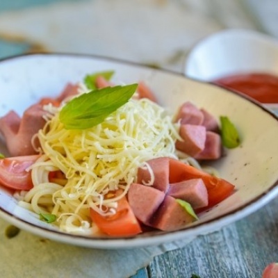Макароны с сыром и сосисками