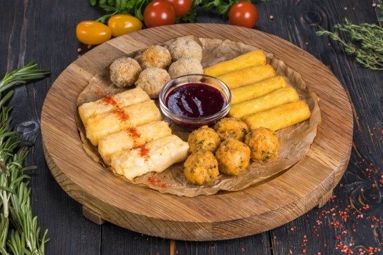 Закуска из жареных сыров