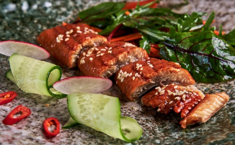 Копченый угорь со свежим огурцом, кунжутным маслом, чука салатом и дайконом
