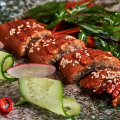 Копченый угорь со свежим огурцом, кунжутным маслом, чука салатом и дайконом