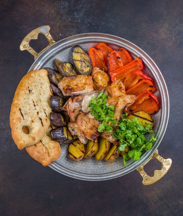 Садж из домашней курицы, жаренной на углях с луково-ореховым соусом и домашними лепешками